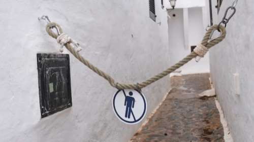 Μινόρκα όπως... Μύκονος: Οι κάτοικοι βάζουν αλυσίδες στα σπίτια τους για να εμποδίσουν τους τουρίστες που εισβάλουν παντού για μια σέλφι