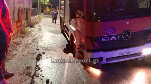 Ισχυρή καταιγίδα χτύπησε τη Λαμία: Βούλιαξε όχημα της Πυροσβεστικής - Σε &quot;ποτάμια&quot; μετατράπηκαν δρόμοι