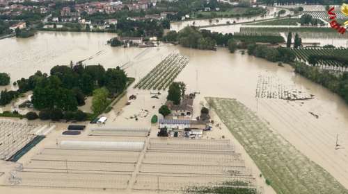 Φονικές πλημμύρες στην Ιταλία: 9 νεκροί, χιλιάδες πολίτες στον δρόμο - Βυθίστηκαν κάτω από τόνους λάσπης τεράστιες εκτάσεις