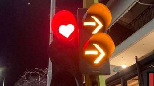 Άγιος Βαλεντίνος: Love is in the air στη Λαμία - Ένα ερωτευμένο ζευγάρι &quot;άλλαξε&quot; τα φανάρια