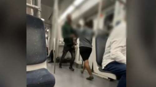 Αγριο ξύλο στο μετρό προς Πειραιά ανάμεσα σε ζευγάρι  έχοντας αγκαλιά το παιδί τους - Σοκάρει το βίντεο