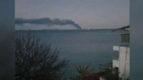 Φωτογραφία ημέρας από κάτοικο της Κέρκυρας: Πυκνοί μαύροι καπνοί από το φλεγόμενο πλοίο [εικόνα]