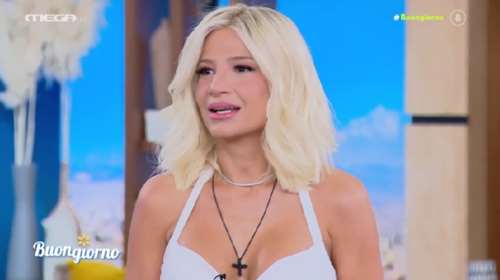 Φαίη Σκορδά: Ανανεωμένη με λευκό μίνι φόρεμα και μαύρες country boots στην πρεμιέρα της στο Mega