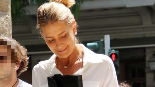 Κολάν, sneakers και λευκό πουκάμισο: Η Τατιάνα Μπλάτνικ έκανε τον απόλυτο athleisure συνδυασμό