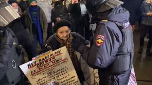 Χειροπέδες σε διαδηλωτές κατά του πολέμου στη Ρωσία: Συνέλαβαν μέχρι και την επιζήσασα της πολιορκίας του Λένινγκραντ