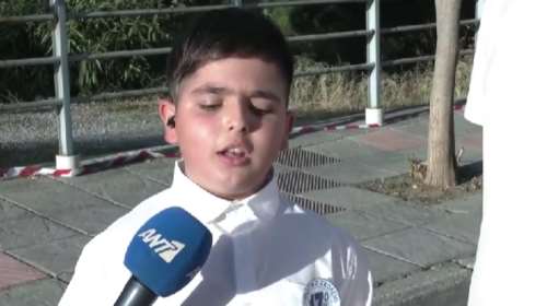 Συγκινεί ο μικρός Λέανδρος: Ο μαθητής με οπτική αναπηρία σημαιοφόρος σε μαθητική παρέλαση  [βίντεο]