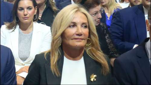 Business chic η Μαρέβα Γκραμπόφσκι Μητσοτάκη: Το στιλάτο look με γκρι κοστούμι, χρυσά αξεσουάρ και slingbacks Βottega Veneta