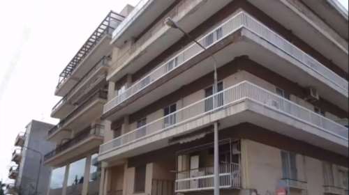 Απίστευτο σκηνικό στην Ξάνθη: Κολώνα της ΔΕΗ περνάει μέσα από... μπαλκόνι πολυκατοικίας [βίντεο]