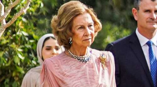 Λαμπερή οικοδέσποινα στο παλάτι η βασίλισσα Σοφία: Η εμφάνιση με κόκκινο tweed κοστούμι και κοσμήματα αμύθητης αξίας