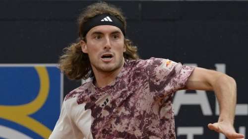 Σύσσωμο το Twitter κατά του Τσιτσιπά: Έβρισε και έδιωξε τη μαμά του από το γήπεδο - &quot;Είσαι &quot;μ@@@μένη;&quot;