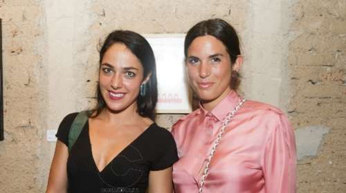 Οι κουμπάρες στο Βεάκειο: Η σπάνια δημόσια εμφάνιση της Δόμνας Μιχαηλίδου με την Αναστασία Καίσαρη