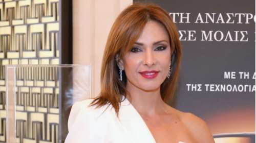 Μαρία Σαράφογλου: Η σπάνια κοσμική εμφάνιση με ασύμμετρο μίνι blazer dress με ένα μανίκι και τσάντα Louis Vuitton