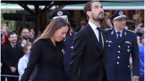 Νίνα Φλορ: Το πένθιμο look με coat dress που επισκίασε όλες τις άλλες - Το λατρεύουν οι royals