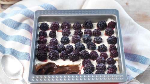 Εύκολο γλυκό ψυγείου με σοκολάτα και πλούσια κρεμένια επικάλυψη