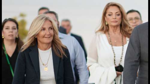 Μαρέβα Γκραμπόφσκι Μητσοτάκη - Άντζελα Γκερέκου: Με αέρινες παντελόνες και άνετα παπούτσια στο Σούνιο