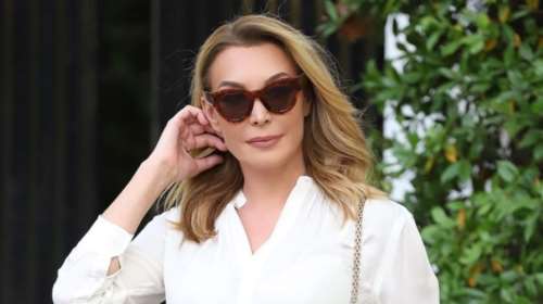 Fall vibes: Η Τατιάνα Στεφανίδου ποζάρει με το τέλειο μονόχρωμο φθινοπωρινό look στην Κηφισιά μαζί με τον σκύλο της