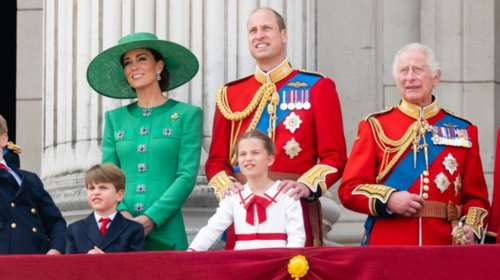 Η γαλαζοαίματη που μαγνήτισε τα βλέμματα με το πανάκριβο τσόκερ της- Με τέσσερις σειρές μαργαριτάρια, διαμάντια και τεράστιο ζαφείρι