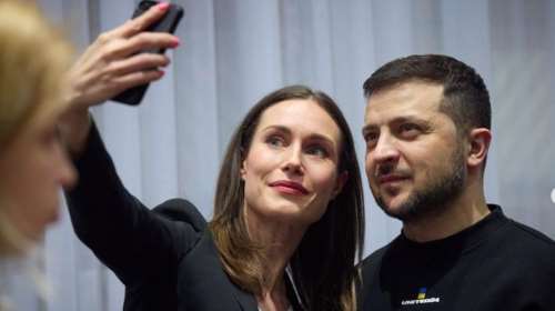 Ζελένσκι και Σάνα Μαρίν: Η σέλφι της πρωθυπουργού της Φινλανδίας με τον πρόεδρο της Ουκρανίας στις Βρυξέλλες