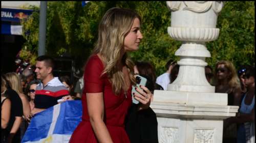 Χρυσή Βαρδινογιάννη: Η elegant εμφάνιση στον γάμο της Θεοδώρας με bardot off shoulder μάξι φόρεμα με εντυπωσιακό ντεκολτέ