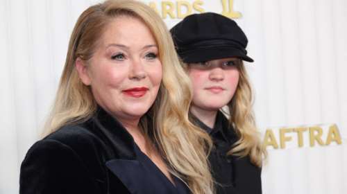 Κριστίνα Άπλγκεϊτ: Υποβασταζόμενη, με μπαστούνι και θεϊκό coat dress με ουρά στο κόκκινο χαλί