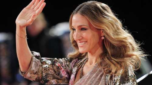 Σάρα Τζέσικα Πάρκερ: Δείτε πώς συνδυάζει τόσα ρούχα μαζί το απόλυτο είδωλο