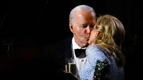 Το τρυφερό φιλί του Τζο και της Τζιλ Μπάιντεν στο αποχαιρετιστήριο πάρτι στον Λευκό Οίκο για τους φίλους τους