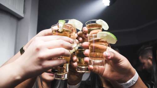 Αλκοολική τοξίκωση: Η κορυφή του παγόβουνου τα παιδιά που καταρρέουν στα κλαμπ - Τι πρέπει να ξέρουμε