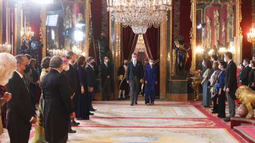 Βασίλισσα Λετίσια: Με royal blue μάξι φόρεμα και μπαλετικό κότσο στο παλάτι