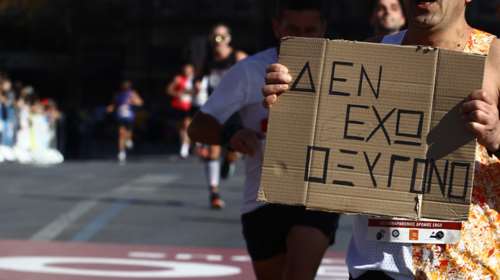 Ημιμαραθώνιος Αθήνας 2025: Ηχηρό μήνυμα από τους δρομείς για τα Τέμπη – &quot;Δεν έχω οξυγόνο&quot;