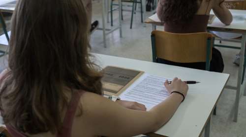 Αντίστροφη μέτρηση για τις Πανελλήνιες - Πότε θα χτυπήσει το τελευταίο κουδούνι σε Γυμνάσια και Λύκεια