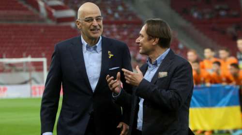 Στο &quot;φιλικό ειρήνης&quot; Ολυμπιακού - Σαχτάρ ο Δένδιας με τον Ουκρανό πρέσβη