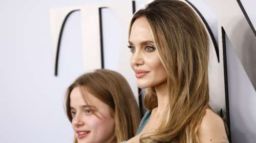 Αντζελίνα Τζολί: Η θεϊκή εμφάνιση στο κόκκινο χαλί με Versace φόρεμα υπερπαραγωγή με πτυχώσεις