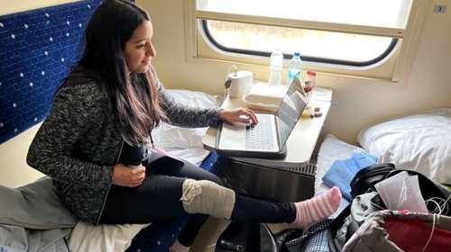 Η δημοσιογράφος που έβγαζε γάλα για το μωρό της, την ώρα που συμμετείχε στη μυστική αποστολή Μπάιντεν στο Κίεβο