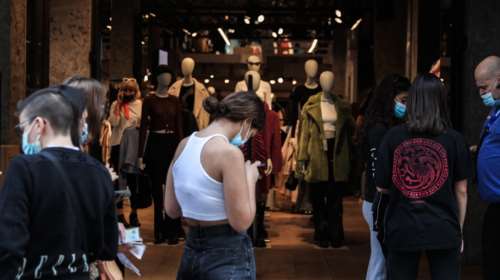 Γέμισαν κόσμο τα μαγαζιά λόγω εκπτώσεων - Αυστηροί έλεγχοι για την τήρηση των μέτρων για τους ανεμβολίαστους [Εικόνες]