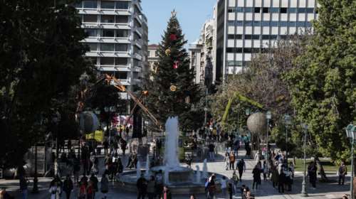 Στολίστηκε το χριστουγεννιάτικο δέντρο στο Σύνταγμα - Ο Μπακογιάννης έβαλε τη τελευταία μπάλα πάνω σε γερανό [εικόνες]