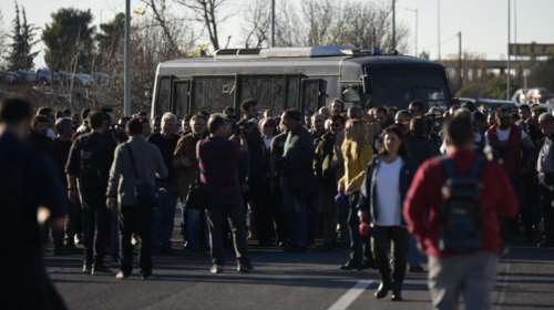 Αρχισαν τα μπλόκα: Aγρότες έκλεισαν την εθνική οδό στον κόμβο της Νίκαιας, μετά τις αποφάσεις για νέες κινητοποιήσεις