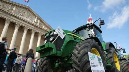 Τρακτέρ στους δρόμους του Παρισιού: Διαμαρτυρία για νόμο που ωφελεί τις μεγάλες αγροτικές βιομηχανίες σε βάρος των αγροτών
