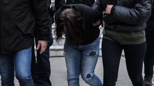 Δολοφονία 7χρονου στην Κυψέλη: Στον εισαγγελέα με σκυμμένο κεφάλι η 29χρονη μητέρα [εικόνες]