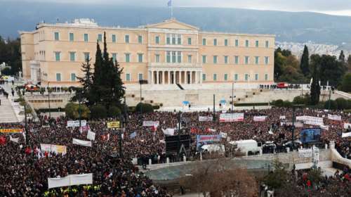 Guardian για τη λαοθάλασσα στις συγκεντρώσεις για τα Τέμπη: Οργή για τους χειρισμούς της κυβέρνησης, έκθετος ο Μητσοτάκης