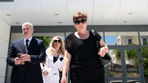 Γιώργος Καραϊβάζ: &quot;Ήταν περίεργη δίκη&quot;, λέει η σύζυγός του – &quot;Σας παρακαλώ να μην ξεχαστεί η μνήμη του&quot; [βίντεο]