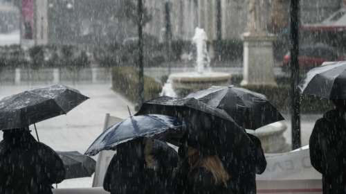 Ανοιξαν οι ουρανοί στην Αθήνα, "προσοχή" λέει ο Κολυδάς - Ερχεται τριήμερη κακοκαιρία με βροχές και καταιγίδες