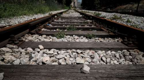 Πάτρα: Πάρκαρε το αυτοκίνητό του πάνω στις γραμμές - Το παρέσυρε διερχόμενο τρένο, σε κατάσταση σοκ οι επιβάτες