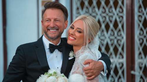 Κάτια Μάνου: Η σπάνια δημόσια εμφάνιση της συζύγου του Κώστα Καραφώτη - Στο Παλλάς με μίνι πλισέ φόρεμα και πέδιλα