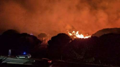 Πανικός σε κάμπινγκ στη νότια Γαλλία εξαιτίας πυρκαγιάς: 3.000 παραθεριστές το εγκατέλειψαν σε λίγα λεπτά [βίντεο]