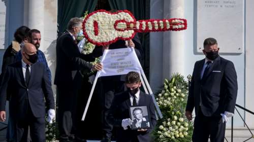 Με &quot;τσιγάρα, ποτά και ξενύχτια&quot; φίλοι και συγγενείς είπαν το τελευταίο &quot;αντίο&#39;&#39; στον Χρήστο Κυριαζή [εικόνες - βίντεο]