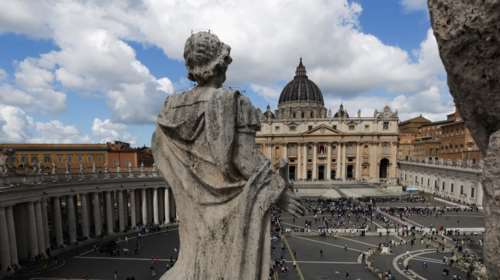 Σε εξέλιξη η δεύτερη ψηφοφορία για την εκλογή νέου Πάπα - Χιλιάδες πιστοί στην πλατεία του Αγίου Πέτρου