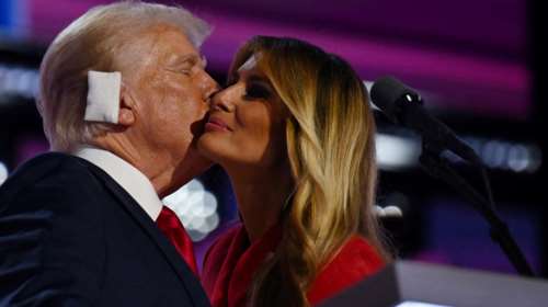 Θέλει να ξαναγίνει Πρώτη Κυρία: Η μεγάλη επιστροφή της Μελάνια - Η κατακόκκινη εμφάνιση και το φιλί στον Ντόναλντ Τραμπ