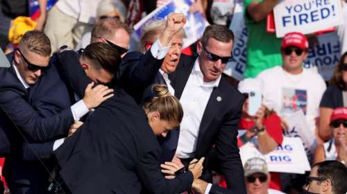 Οι πρώτες δηλώσεις Τραμπ μετά την απόπειρα δολοφονίας: &quot;Χτυπήθηκα στο δεξί αυτί, ένιωσα τη σφαίρα να σκίζει το δέρμα&quot;