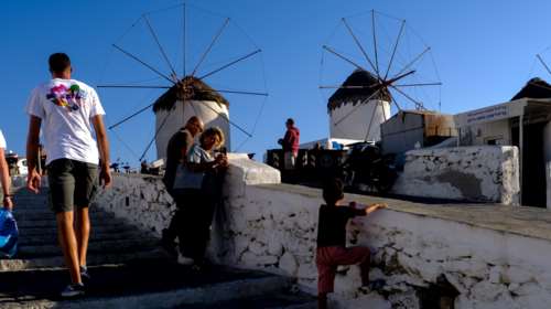 Ελεύθεροι χωρίς όρους οι τρεις Πακιστανοί που κατηγορήθηκαν ότι βίασαν ομαδικά τουρίστρια στη Μύκονο