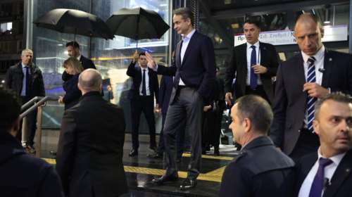 Η κορδέλα στο Μετρό,  το σύνθημα "οι  δεσμεύσεις υλοποιούνται"  και η επιστροφή στην καθημερινότητα